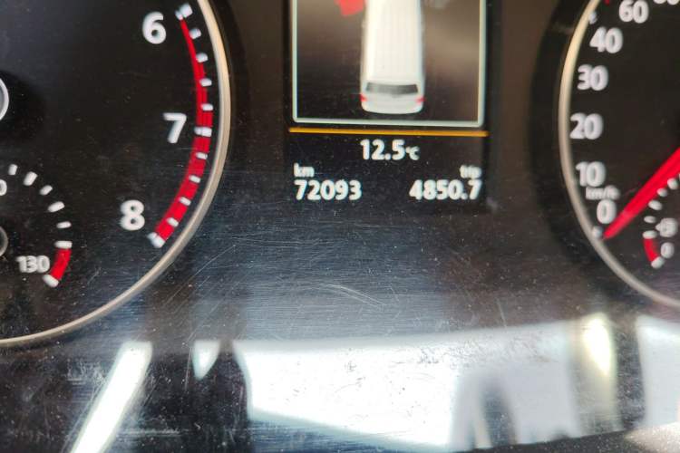 Used Volkswagen Caravelle 2018 2.0 TSI 4x4 Luxury Edition 7-Seater Odometer Close Up