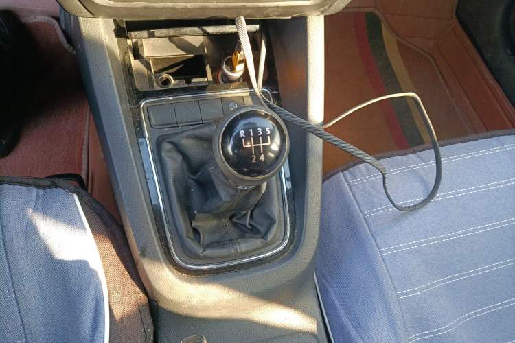 Used Volkswagen Sagitar 2015 1.6L Manual Comfort Model Gear Lever