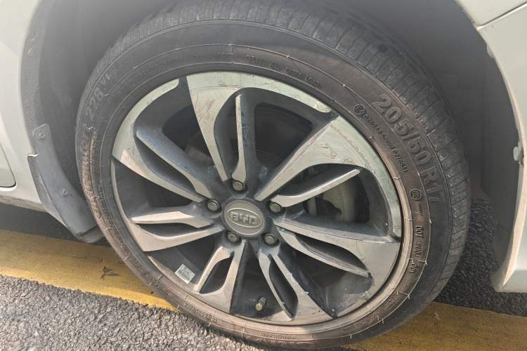 Used BYD Qin New Energy 2015 1.5T Dual-Crown Flagship Plus Edition Right Front Wheel Hub