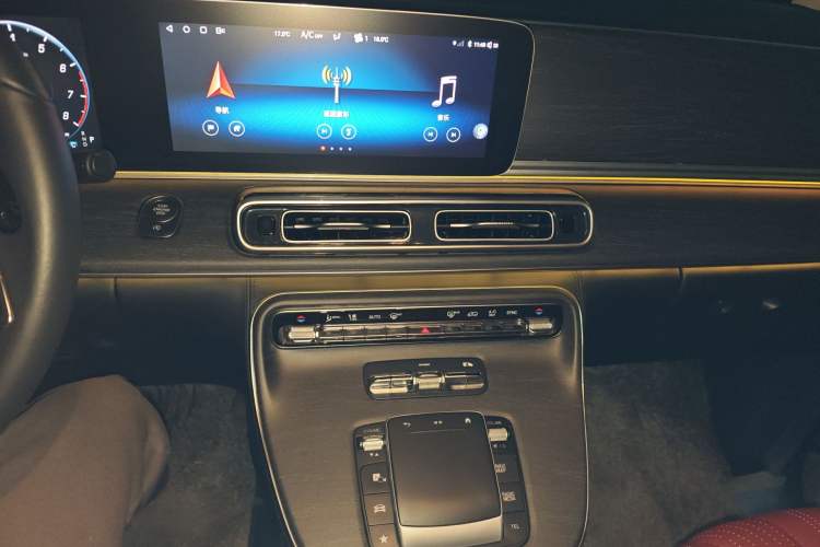 Used Mercedes-Benz Vito 2024 2.0T Elite Version 7 Seats Audio And AC Panel