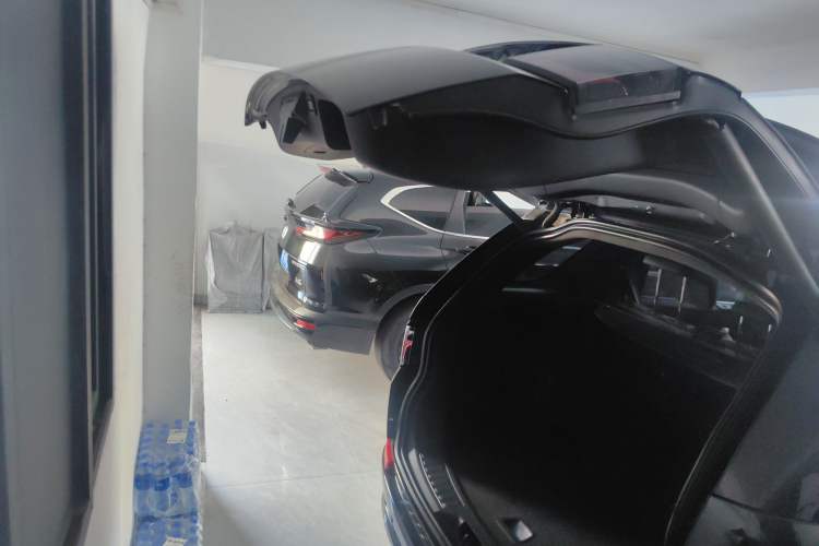 Used Land Rover Discovery Sport 2021 249 PS R-Dynamic S Performance Edition Trunk