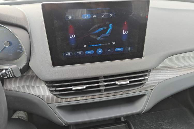 Used Hongqi E-QM5 2022 431 km Charge & Enjoy Edition Audio And AC Panel