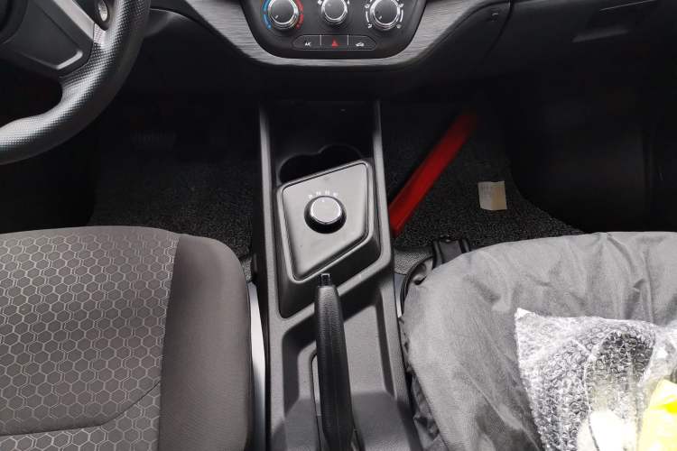 Used Chana Ruixing EM60 2025 Passenger Version Comfort Model 6 Seats 300 km Liftback Door
