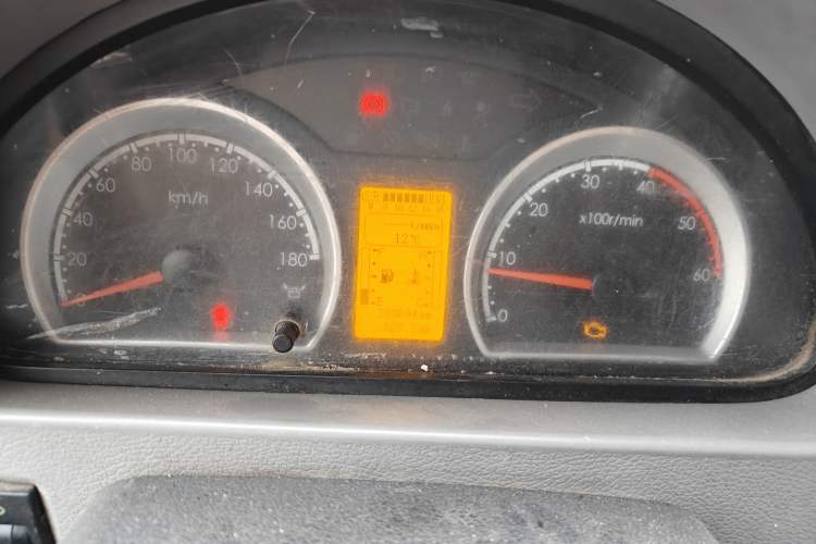 Used Dongfeng Yufeng 2014 2.5T YuliBao Logistics Vehicle Low-Trim Version with Short Wheelbase and Mid-Roof Design – ZD25