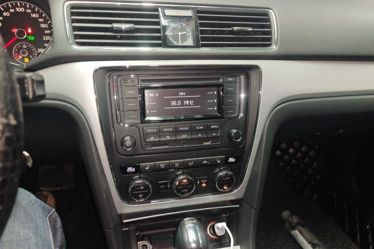 Used Volkswagen Passat 2014 1.8TSI DSG Prestige Edition Audio And AC Panel