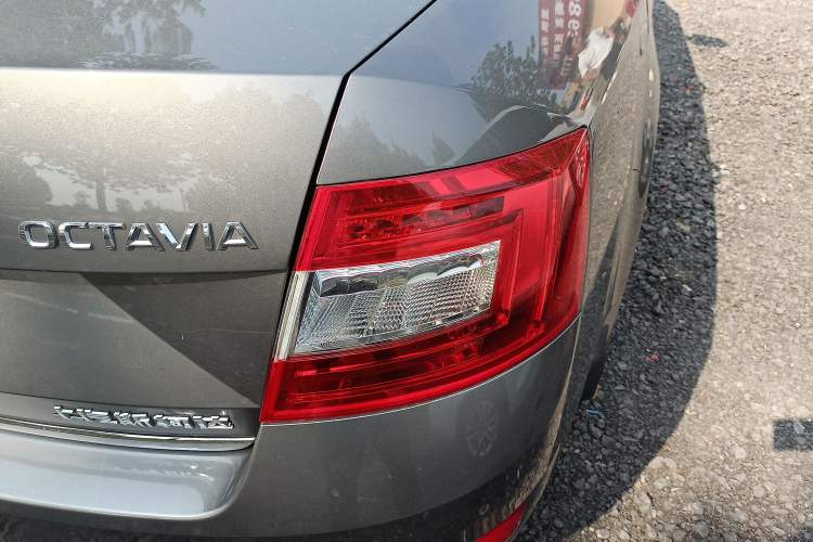 Used Skoda Octavia 2017 1.6L Automatic Smart Drive Edition Right Rear Taillight