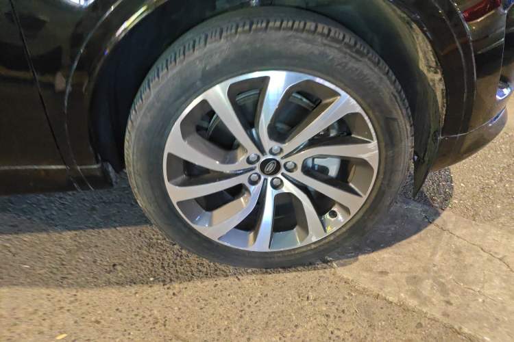Used Land Rover Discovery Sport 2023 249 PS R-Dynamic S Performance Edition Right Front Wheel Hub