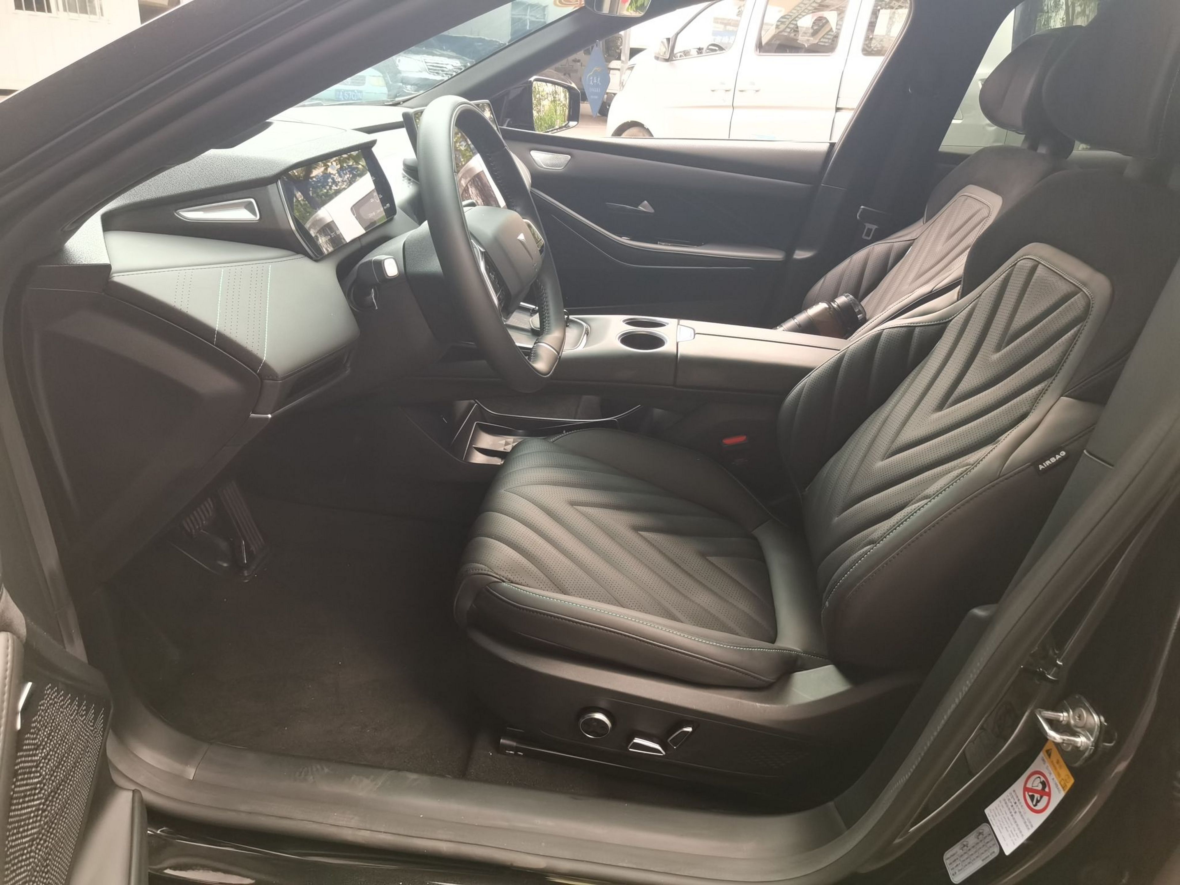 Переднее сиденье в автомобиле