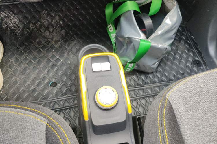 Used Chery QQ Ice Cream 2022 170km Sundae Phosphate Lithium-Ion Gear Lever