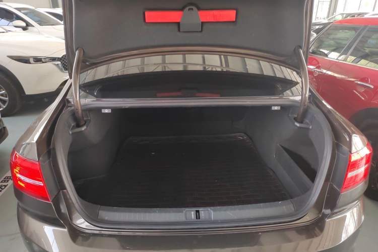 Used Volkswagen Magotan 2017 330TSI DSG Leading Model Trunk