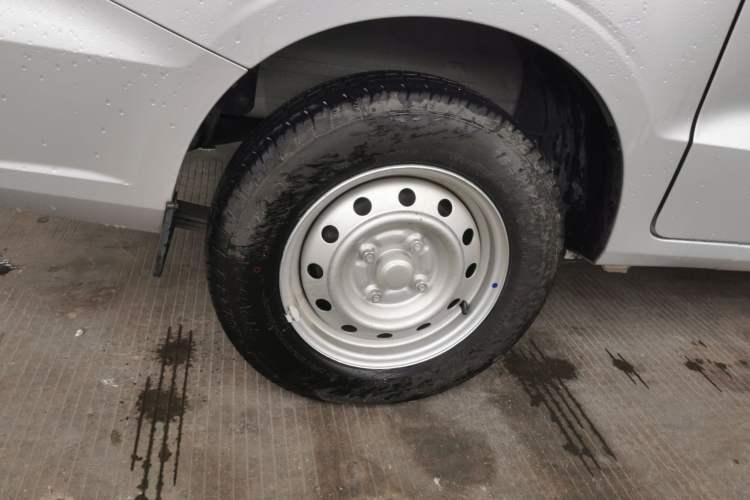 Used Wuling Hongguang V 2022 1.5L Jingqu Edition Enclosed-Window Vehicle with Electric Power Steering LAR
