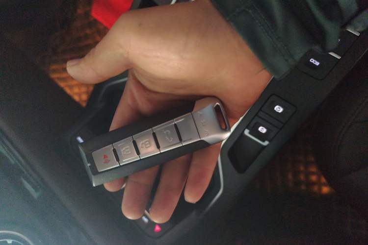 Used Wey VV5 2019 1.5T Two-Wheel Drive Color Pioneer Vehicle Key