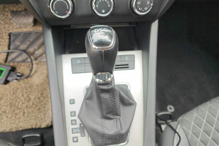 Used Skoda Octavia 2018 TSI230 DSG Luxury Edition Gear Lever