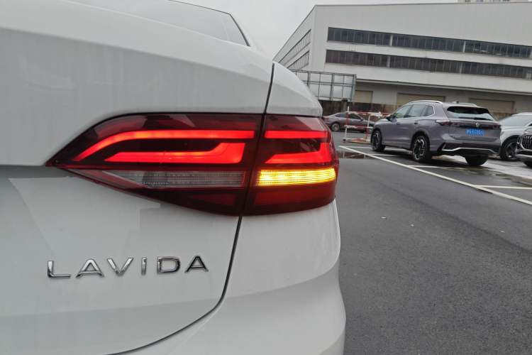 Used Volkswagen Lavida 2024 1.5L Automatic DeYi Edition Right Rear Taillight