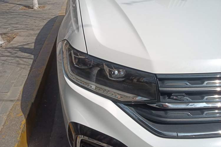 Used Volkswagen Tacqua 2020 1.5L Automatic R-Line Right Front Headlight