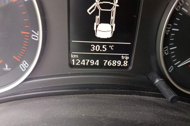 Used Skoda Octavia 2010 1.4TSI DSG Elegance Edition Odometer Close Up