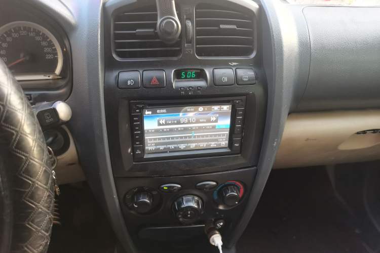 Used Huatai Santa Fe Classic 2012 2.0L Gasoline Manual Two-Wheel Drive with Sunroof
