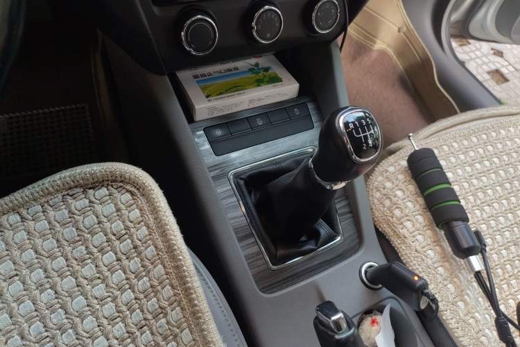 Used Skoda Octavia 2015 1.6L Manual Yijun Edition Gear Lever