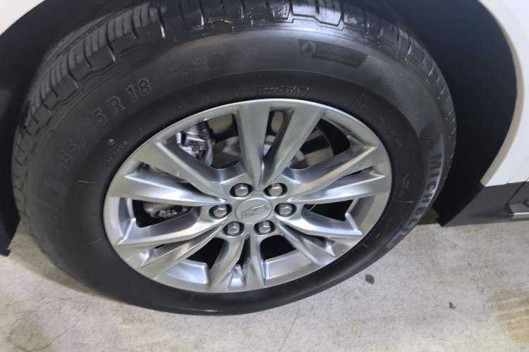 Used Cadillac XT5 2021 28T Luxury Model Left Front Wheel Hub