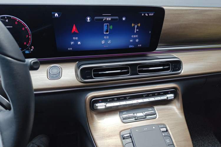 Used Mercedes-Benz V-Class 2024 V 300 Pilot Edition Audio And AC Panel