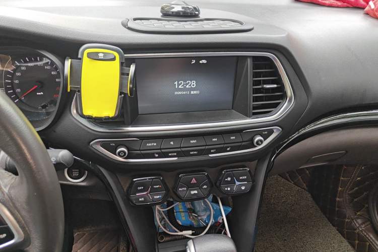 Used GAC Trumpchi GS4 2017 235T Automatic Two-Wheel Drive Luxury Smart Connectivity Version Audio And AC Panel