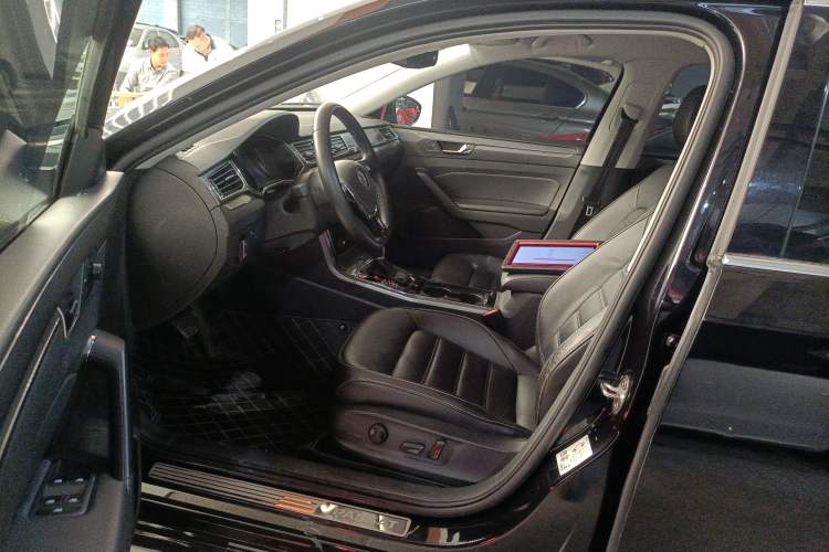 Used Volkswagen Passat 2017 330TSI DSG Luxury Edition Driver Seat