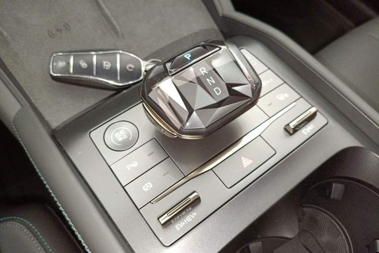 Used BYD Qin L 2025 DM-i Smart Drive 120KM Superior Model Gear Lever