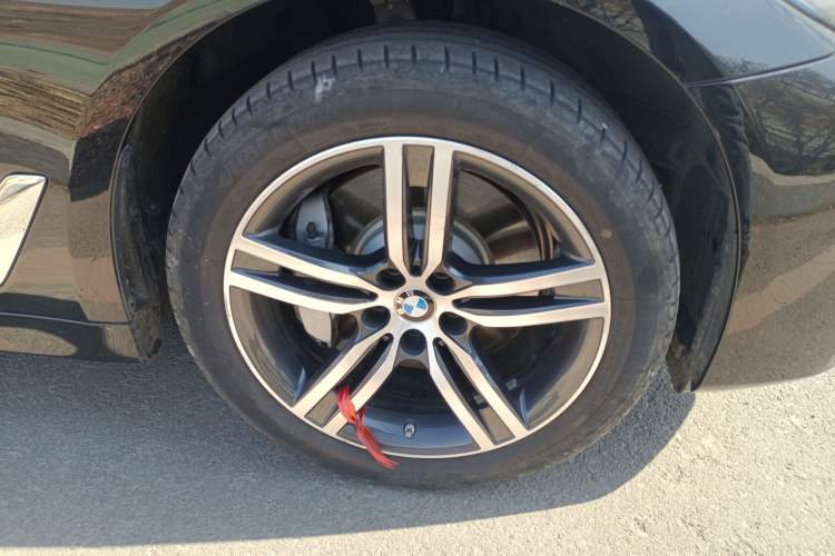 Used BMW 5 Series 2022 Updated 530Li Leading Edition Luxury Package Right Front Wheel Hub