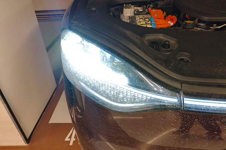 Used Hima AITO M9 2025 Extended-Range Ultra Version 52 kWh 6-Seater Right Front Headlight