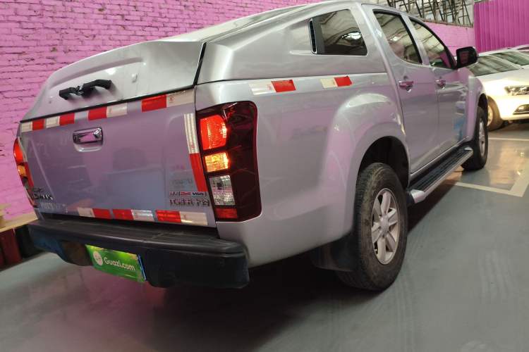 Used Isuzu D-MAX 2015 2.5T Two-Wheel Drive Automatic High-Performance Elite Version 4JK1