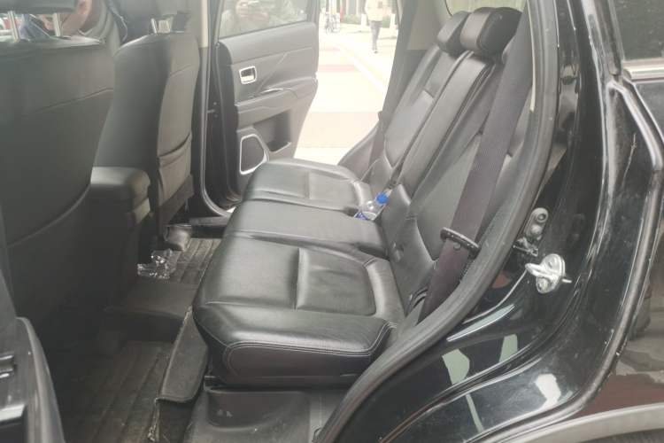 Used Mitsubishi Outlander 2016 2.4L 4x4 Luxury Edition 7-Seater
