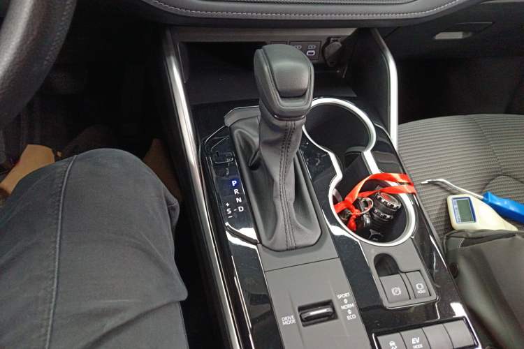 Used Toyota Highlander 2023 2.5L Smart Electric Hybrid Dual-Drive Elite Version 7 Seats Gear Lever