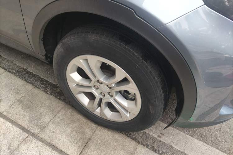 Used Land Rover Discovery Sport 2020 200 PS Family Edition Right Front Wheel Hub