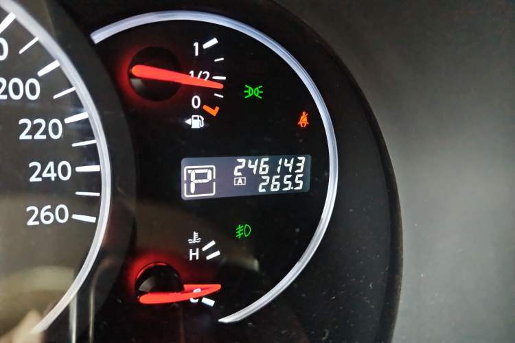 Used Nissan Quest 2015 3.5L SL Odometer Close Up