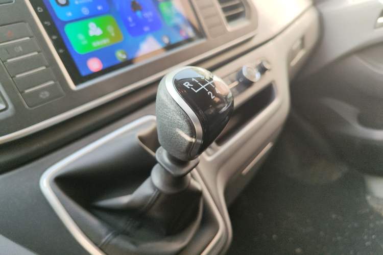 Used SAIC MAXUS Xintu V80 2024 Aotong Value Edition 6MT Long-Wheelbase Mid-Roof Model with 127 Ps Available in 6/7/8/9-Seater Configurations Gear Lever