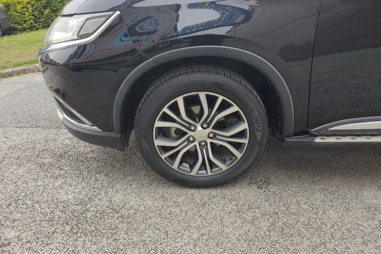 Used Mitsubishi Outlander 2018 2.0L Two-Wheel Drive Glory Edition 5 Seats Left Front Wheel Hub