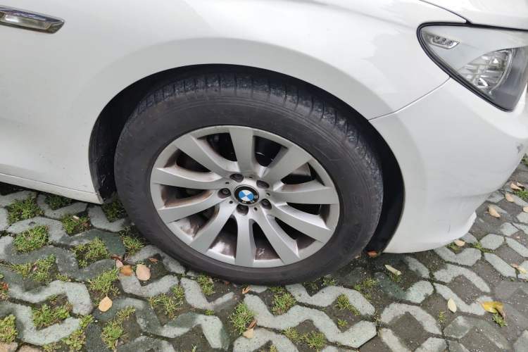 Used BMW 5 Series GT 2010 535i Leading Model Right Front Wheel Hub