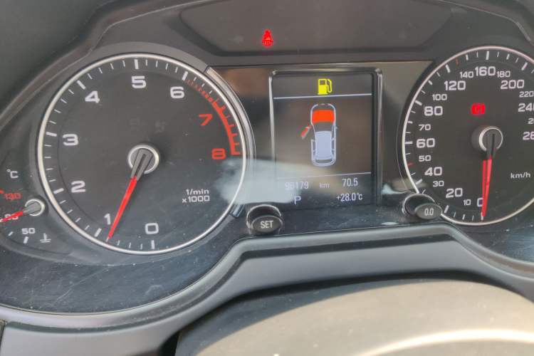 Used Audi Q5 2017 Plus 40 TFSI Technology Model Odometer Close Up