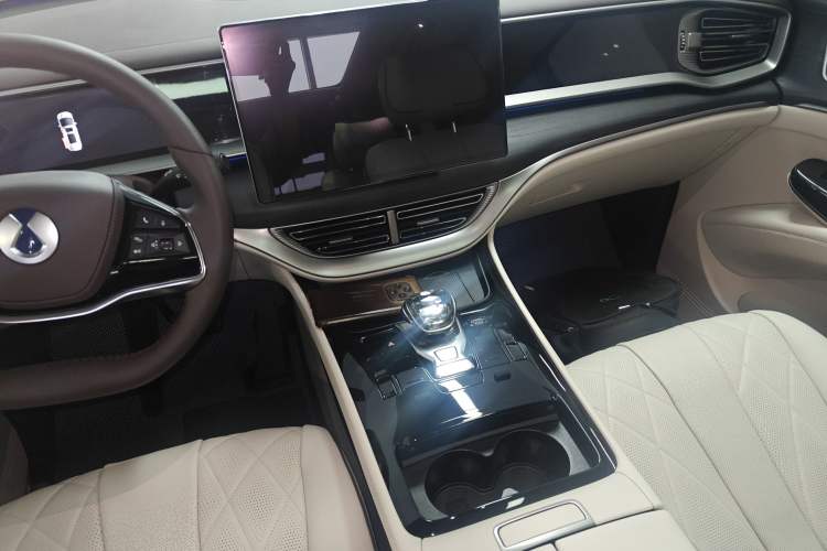 Used Denza D9 2024 DM-i 980 Four-Wheel Drive Prestige Model Audio And AC Panel