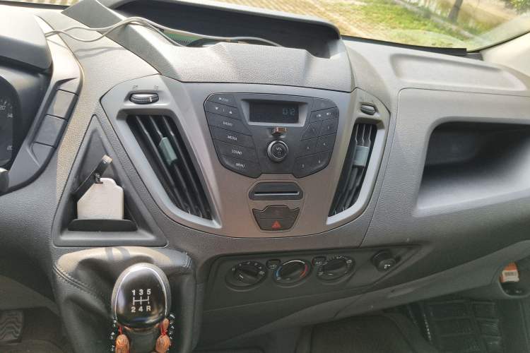 Used Ford Transit 2017 2.0T Diesel Multi-Purpose Commercial Vehicle Short Wheelbase Low Roof China V Standard