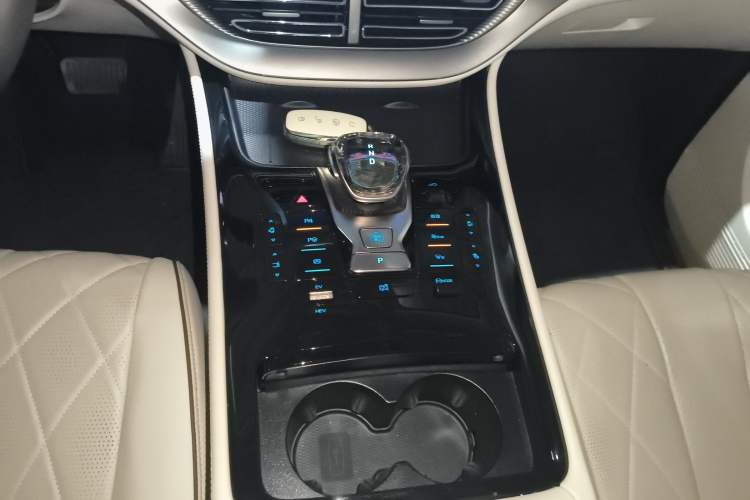 Used Denza D9 2024 DM-i 980 Four-Wheel Drive Prestige Model Gear Lever