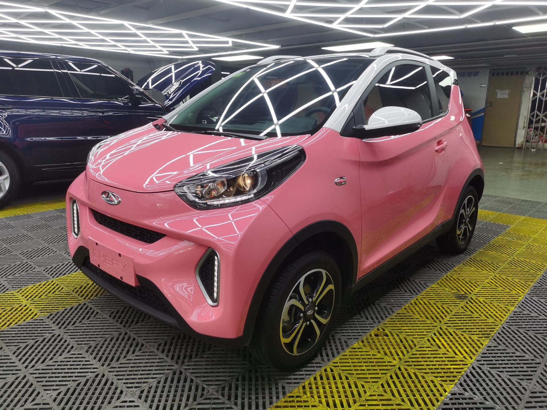 Под передней частью автомобиля