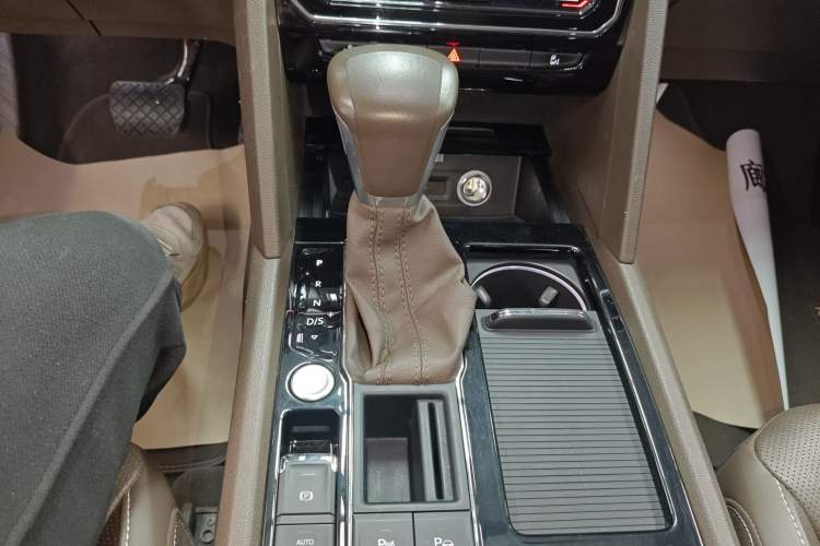 Used Volkswagen Viloran 2020 330TSI Luxury Edition Gear Lever