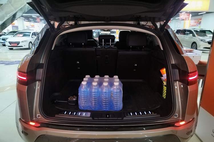 Used Land Rover Range Evoque 2024 Aurora L 249 PS Glowing Limited Edition Trunk