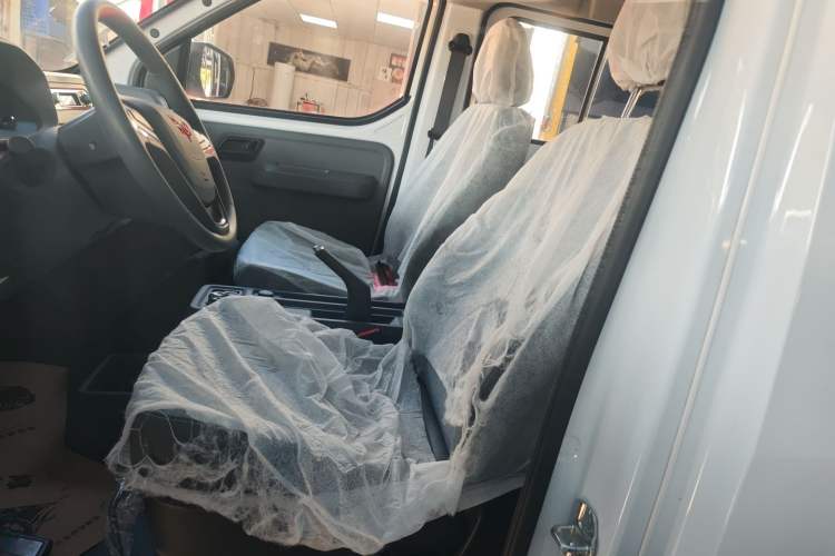 Used Wuling Yangguang 2024 300KM Comfort Version Passenger Van 75kW