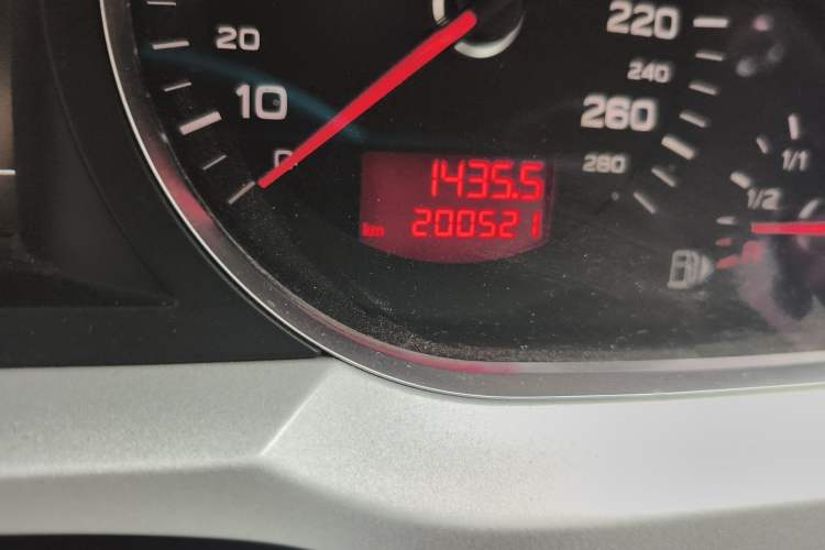 Used Audi A6L 2011 2.0 TFSI Automatic Standard Edition Odometer Close Up