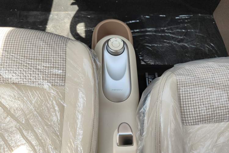 Used Wuling Hongguang MINIEV 2025 Four-Door Version Advanced Edition Gear Lever