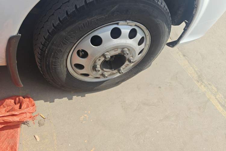 Used JMC Fushun 2023 2.0T Automatic Long-Wheelbase Mid-to-High Roof Commercial Van-Type Transport Vehicle – 2/3 Seats