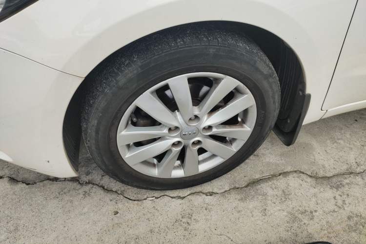 Used Kia K3 2013 1.6L Automatic GL Left Front Wheel Hub