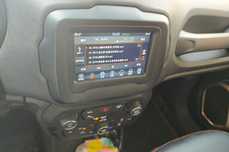 Used Jeep Renegade 2018 Connected Large Screen Version 180T Automatic Jingneng Version Audio And AC Panel